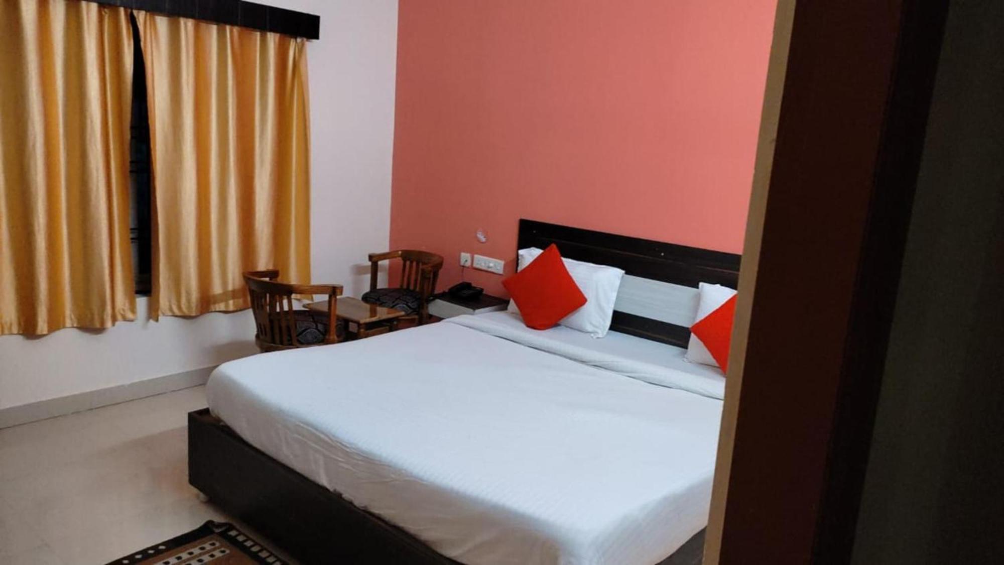 Goroomgo Blue Bell Bhubaneswar - Well Decorated Room -Wifi And Parking Facilities Available Zewnętrze zdjęcie
